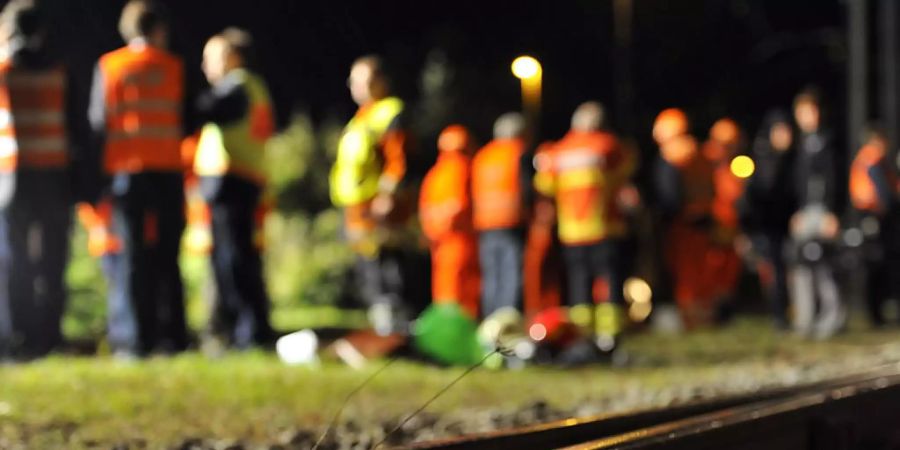 Wegen eines Erdrutsches war die Bahnlinie im Tessin bei Tenero am Samstag vorerst unterbrochen. (Symbolbild)