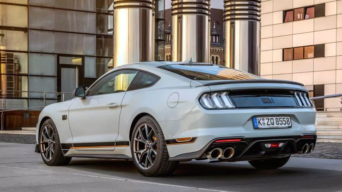 Der Ford Mustang Mach 1 röhrt durch vier 115mm messende Endrohre Ford Mustang Mach 1