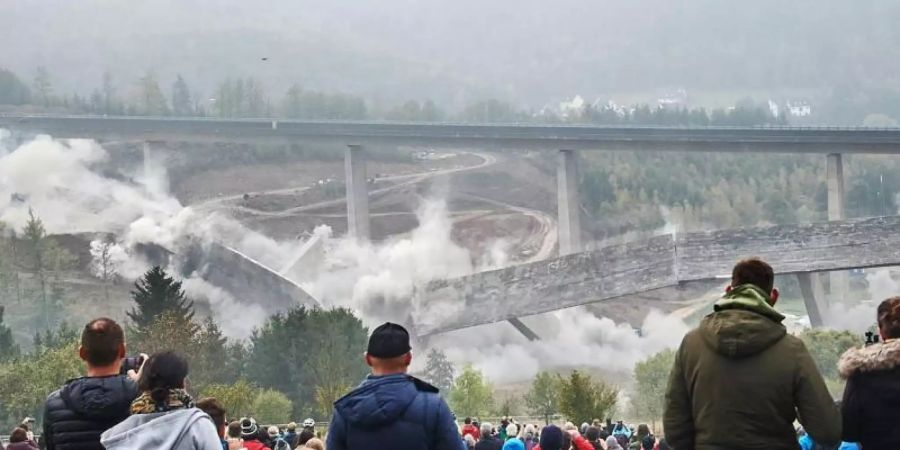 Die Talbrücke Eisern wog über 12.000 Tonnen. Foto: Bernd Thissen/dpa