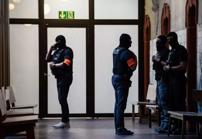 17.08.2020, Berlin: Polizisten stehen in einem Gang des des Landgerichts. Arafat A.-Ch., einem ehemaligen Geschäftspartner von Rapper Bushido, werden mehrere Straftaten zum Nachteil von Bushido zur Last gelegt. Mitangeklagt sind drei Brüder von Arafat A.-Ch.. Bushido ist in dem Verfahren am Landgericht in Berlin Nebenkläger. Foto: Paul Zinken/dpa-Zentralbild/dpa +++ dpa-Bildfunk +++ Abou Chaker