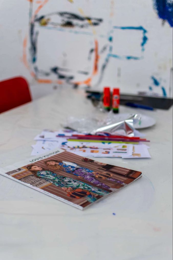 Das Atelier stellt verschiedene Posten auf.