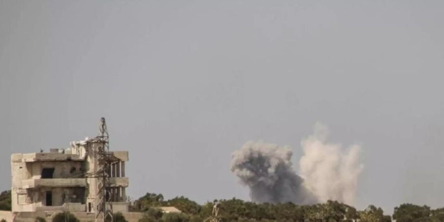 Nach einem russischen Luftangriff steigen am Rande der Provinz Idlib Rauchschwaden auf. Foto: Moawia Atrash/ZUMA Wire/dpa