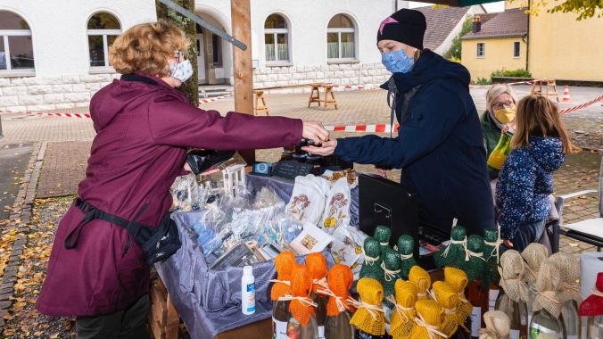 Tanja Bader hat dreilagige Schutzmasken aus Baumwolle mit Filter im Angebot.