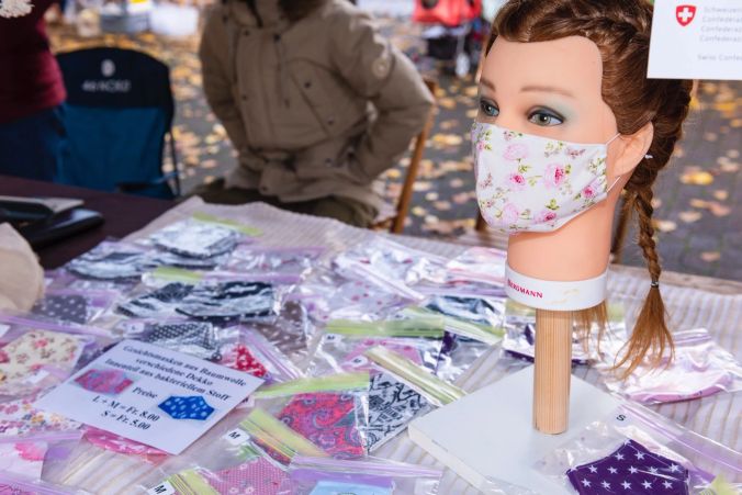 Julie Berger verkauft Schutzmasken, die ihr Grosi selbst näht.