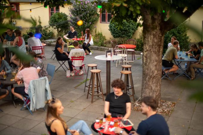 Seit Eröffnung des Biergartens hat die Drei Tannen Crew kleine Änderungen an der Infrastruktur vorgenommen. «Kleine Optimierungen fallen erst auf, wenn die Gäste schon in der Gartenwirtschaft sitzen», erklärt Gomm. Biergarten Drei Tannen Bier