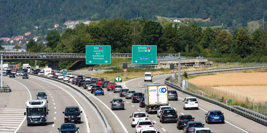 Stau in Härkingen. Autobahn A1 bei Härkingen mit Abzweigung zur A2 in Richtung Basel und Deutschland. Hauptverkehrsader der Schweiz. Beim Härkinger Kreuz laufen die A1 und A2 zusammen.