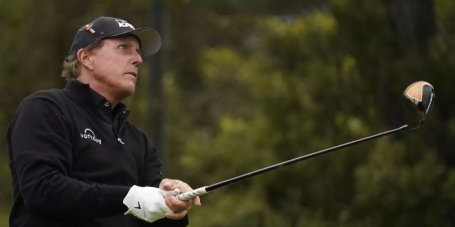 Phil Mickelson hat sein zweites Turnier bei den über 50-Jährigen gewonnen. Foto: Jeff Chiu/AP/dpa