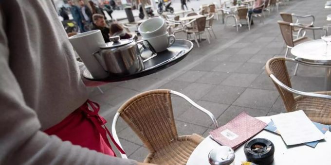Sie kellnern, sitzen an der Ladenkasse oder helfen im Büro aus: Fast drei Viertel der Studierenden gehen einer bezahlten Tätigkeit nach. Foto: Sebastian Gollnow/dpa Sie kellnern, sitzen an der Ladenkasse oder helfen im Büro aus: Fast drei Viertel der Studierenden gehen einer bezahlten Tätigkeit nach. Foto: Sebastian Gollnow/dpa