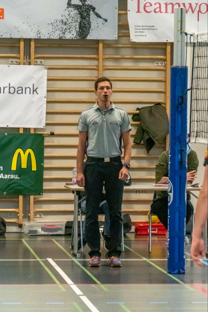 Der Schiedsrichter schaut mit wachsamen Augen zu.