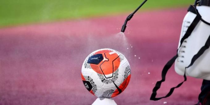 In England wird ein Spielball mit Desinfektionsmittel besprüht. Foto: Ben Stansall/Nmc Pool/PA Wire/dpa In England wird ein Spielball mit Desinfektionsmittel besprüht. Foto: Ben Stansall/Nmc Pool/PA Wire/dpa