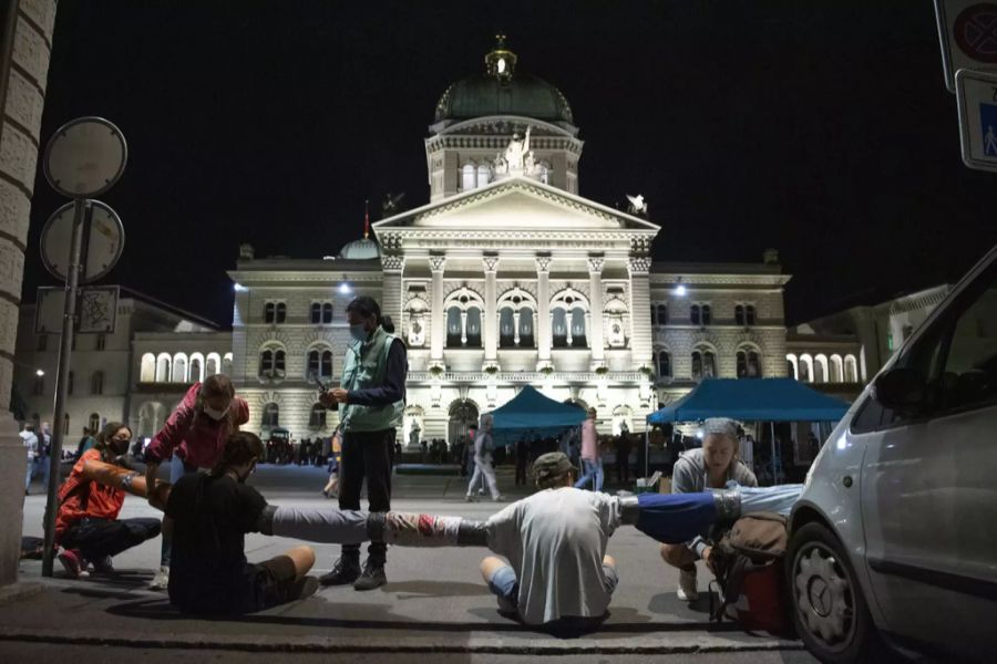 Klima-Aktivisten besetzen in Bern den Bundesplatz.