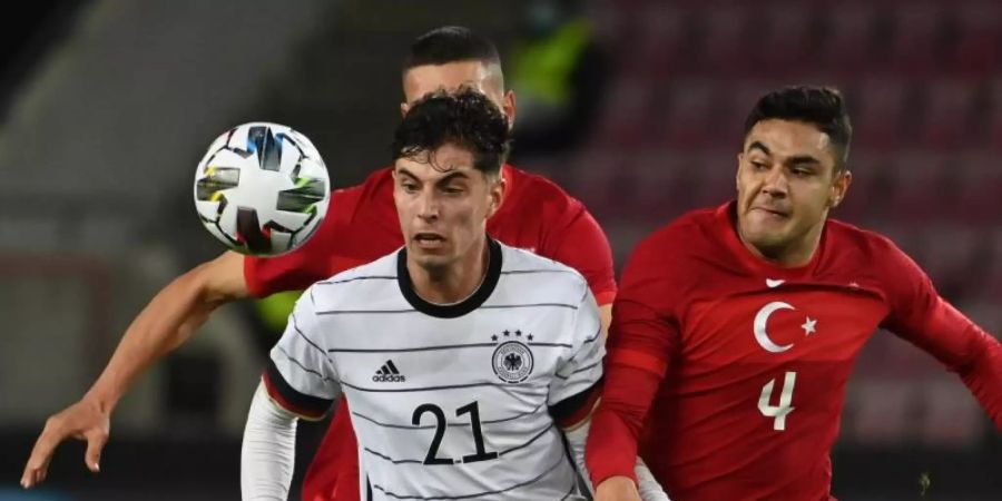 Kai Havertz jagt dem Ball hinterher. Foto: Federico Gambarini/dpa