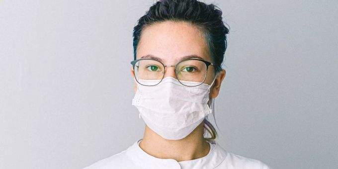 Die Maske schützt nicht nur gegen Viren von Covid-19. (Symbolbild)