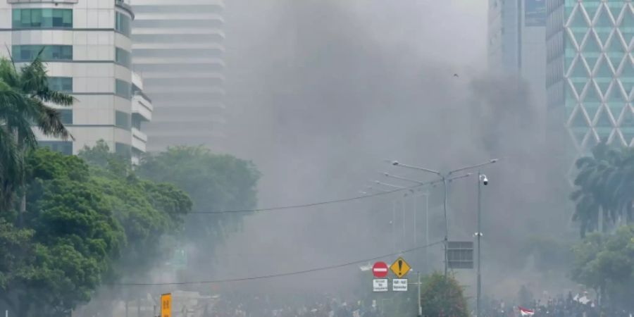 In Jakarta legten Demonstranten während eines Protests Brände