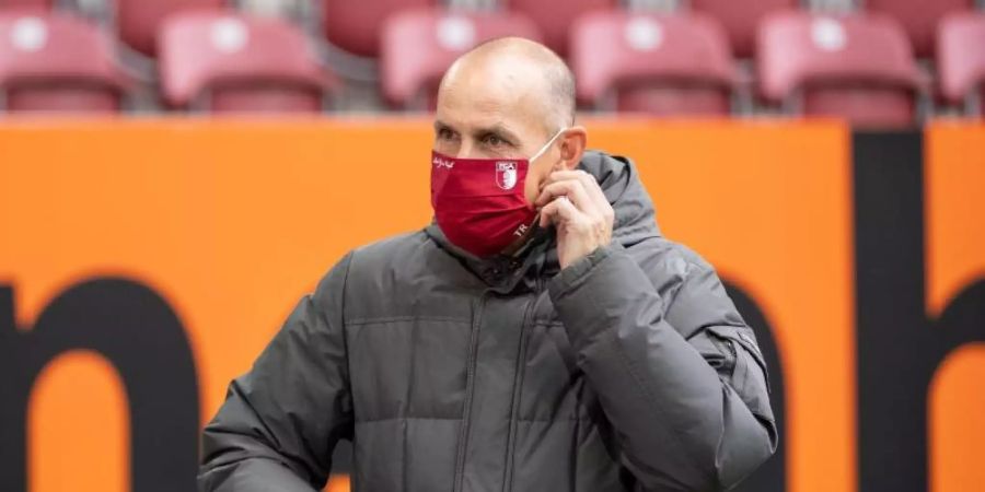 Ist besorgt wegen der steigenden Corona-Zahlen: Augsburg-Coach Heiko Herrlich. Foto: Matthias Balk/dpa