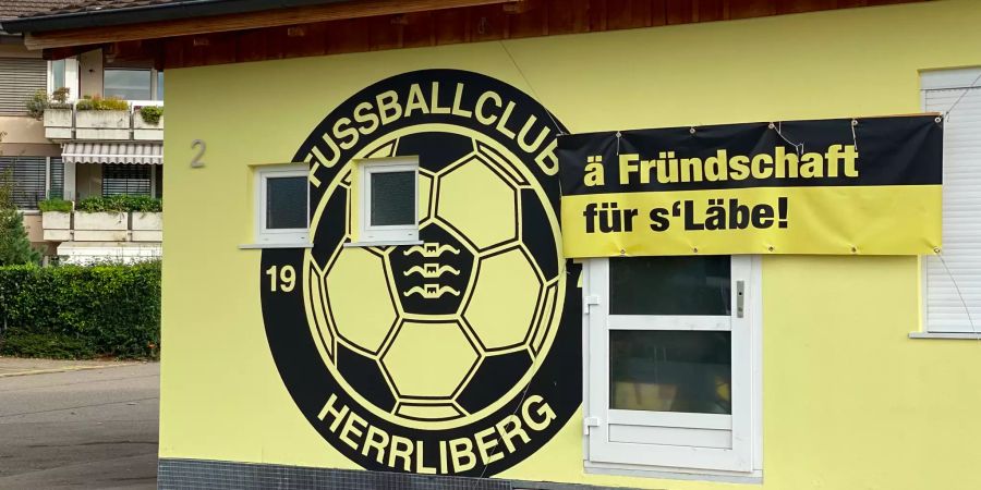 «Ä Fründschaft für s'Läbe!»: FC Herrliberg Clubhaus.