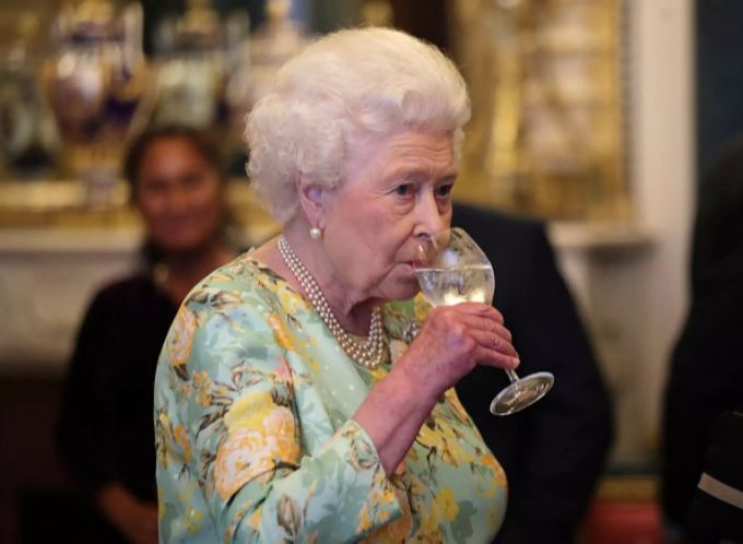 Nur Wasser? Queen Elizabeth ist äusserst trinkfest. queen