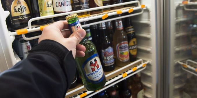 Minderjährige gelangen bei Testkäufen auch an Alkohol. alkohol testkauf