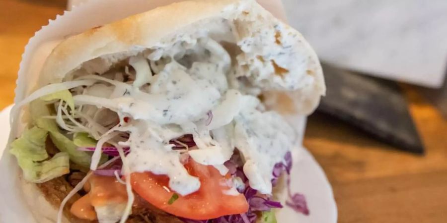 Im Imbisses «Vegöner» werden vegane Burger, Dürüm und Döner verkauft. Vor allem viele junge Menschen ernähren sich inzwischen fleischlos. Foto: Daniel Karmann/dpa