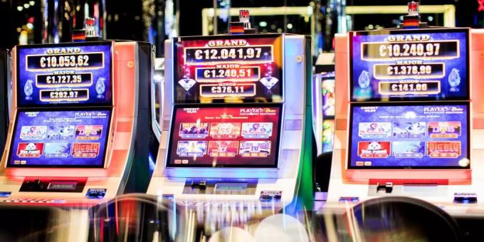 Das Umtauschen des unbrauchbar gemachten Geldes versuchten sie sowohl im Casino Zürich als auch im Casino Schaffhausen. (Symbolbild) Sucht Schweiz