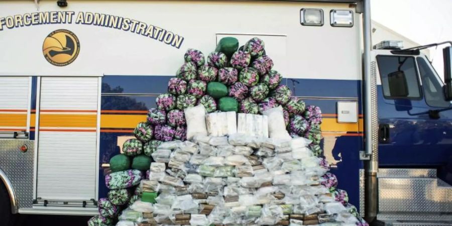 Die beschlagnahmten Drogen - rund 998 Kilogramm Meth auch etwa 408 Kilogramm Kokain und knapp sechs Kilogramm Heroin. Foto: Sarah Reingewirtz/The Orange County Register/AP/dpa