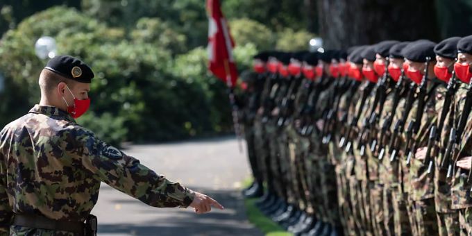 Dienst mit Schutzmaske: Die Ehrengarde der Schweizer Armee wird den österreichischen Bundeskanzler Karl Nehammer Zofingen Ag empfangen. (Archivbild) Schweizer Armee