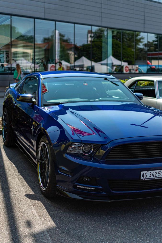 Ein blauer Ford Mustang in Suhr.