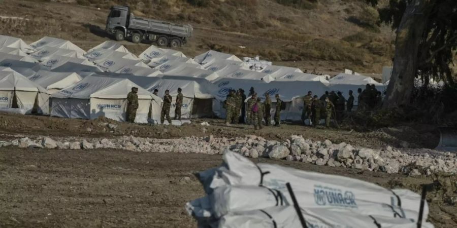 Griechische Armee errichtet Zelte auf Lesbos