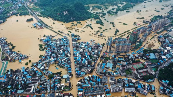 11.07.2020, China, Rongshui: Die Häuser im Kreis Rongshui stehen nach starken Regenfällen, die für Überschwemmungen gesorgt haben, unter Wasser. Foto: Zhang Ailin/XinHua/dpa +++ dpa-Bildfunk +++ Hochwasser in China