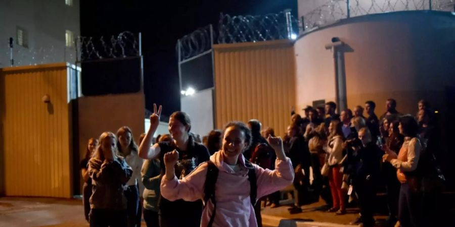 Freigelassene Demostranten vor Minsker Gefängnis
