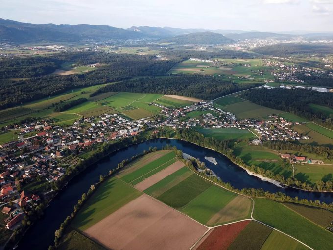 Wolfwil aus der Vogelperspektive, direkt an der Aare. Wolfwil Georg Lindemann