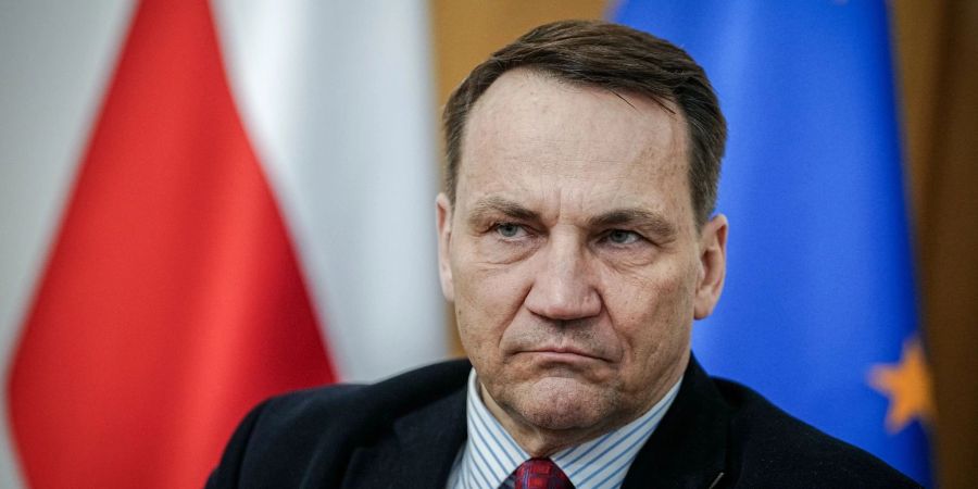 Polens Aussenminister Radosław Sikorski kritisiert die langen Entscheidungsprozesse bei den Waffenlieferungen für die Ukraine.
