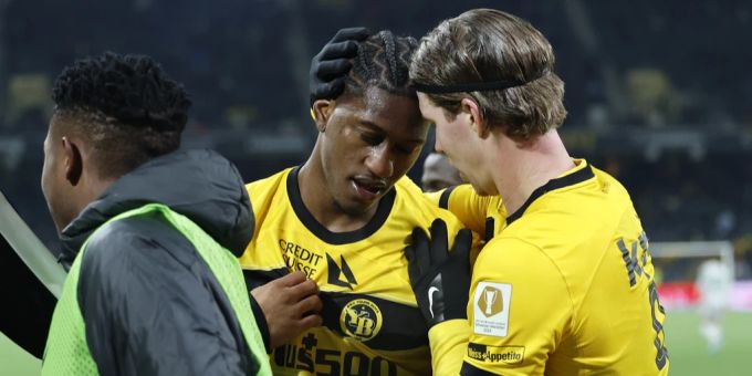 Joël Monteiro bejubelt einen Treffer für YB mit Sturmkollege Cédric Itten. YB