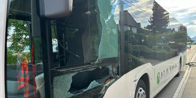 Watt ZH - 12-jähriger Velofahrer bei Kollision mit Bus verletzt