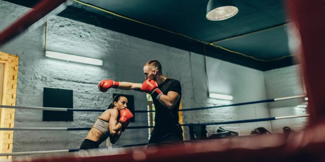 mann und frau beim boxen miteinander