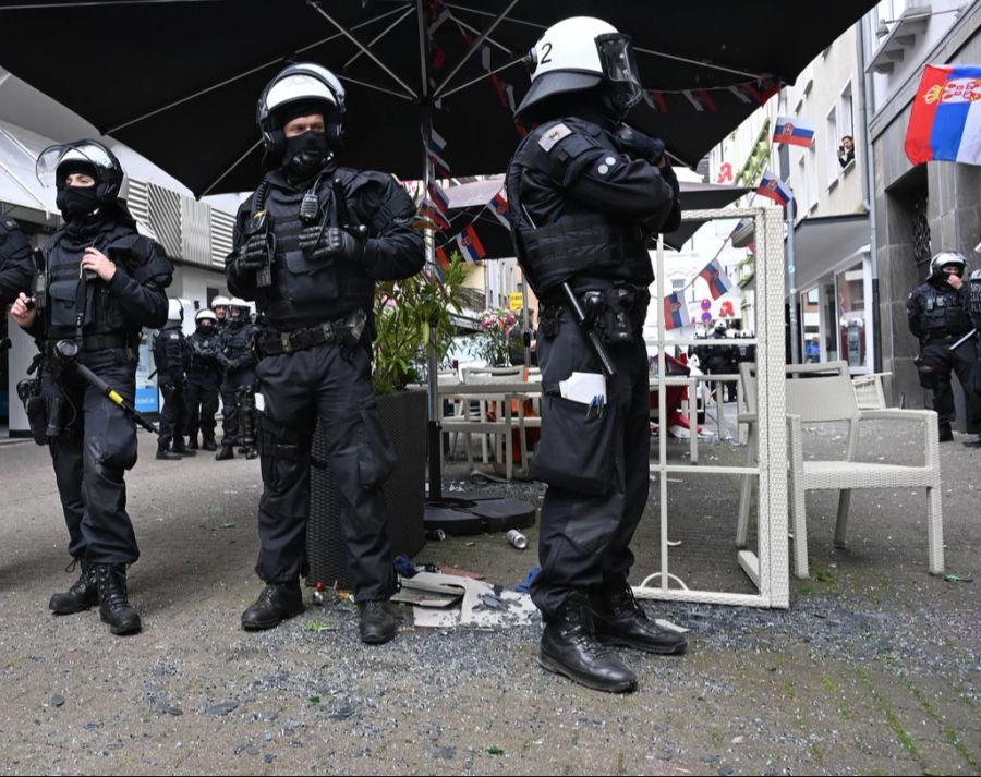 Die Polizei hat laut eigenen Angaben sieben serbische Fans festgenommen.