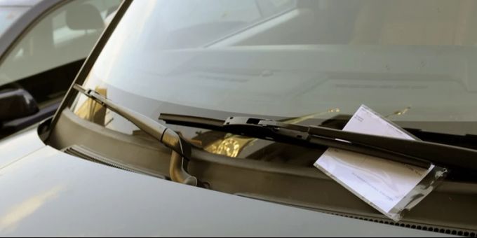 Ein Mann staunte nicht schlecht, als er in Steinach SG eine Parkbusse auf seinem Auto fand. Er hatte eine Minute zuvor online ein Parkticket gelöst! (Symbolbild) Parkbusse