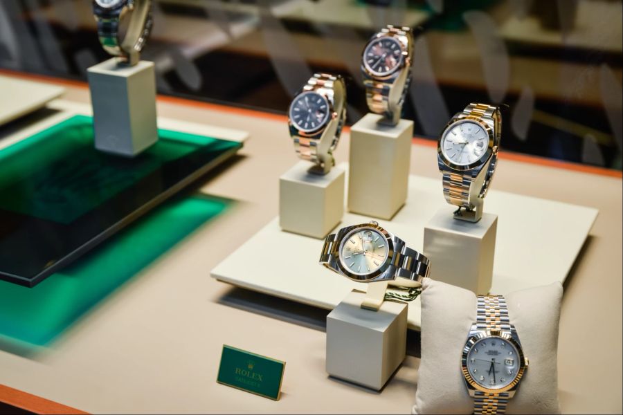 Verschiedene Rolex-Uhren im Geschäft