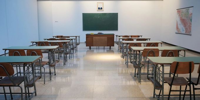 So leer könnten Klassenzimmern in Zukunft um 7.30 aussehen, wenn der Vorstoss der Grünen Anklang findet. schulbeginn sekundarstufe zürich