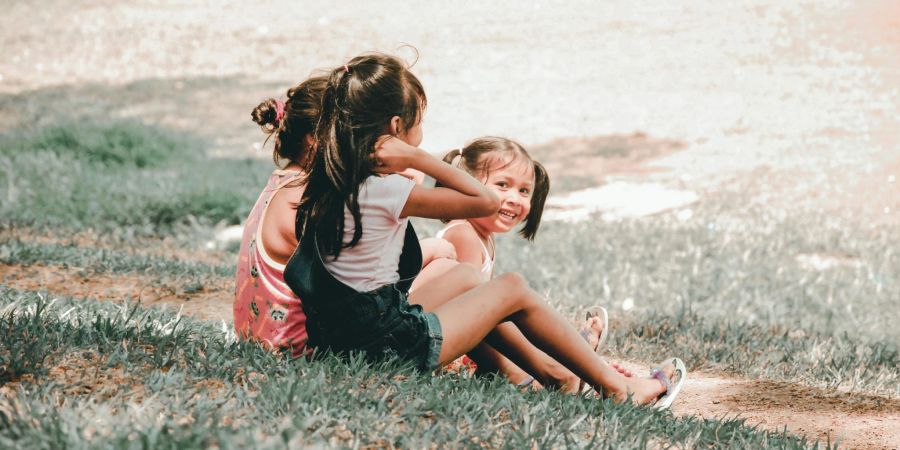 lachende kinder im gras