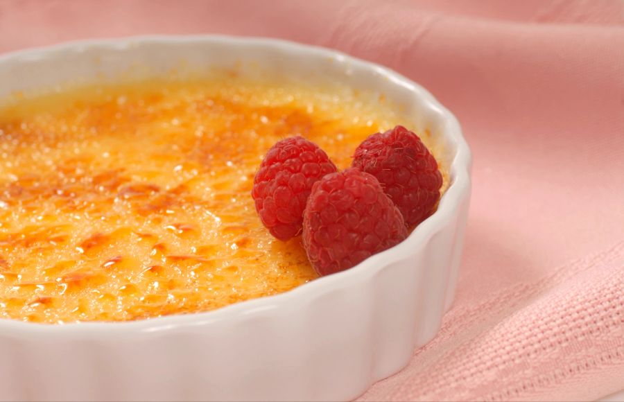 Crème brûlée, rosa tischdecke, himbeeren