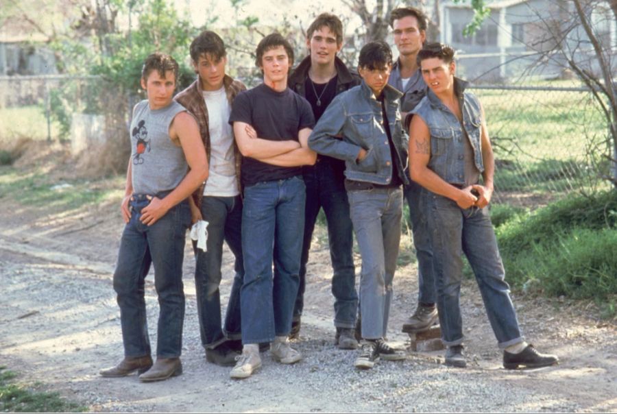 Rob Lowe (2. von links) und Tom Cruise (rechts) bei den Dreharbeiten zu «The Outsiders». (Archivbild)