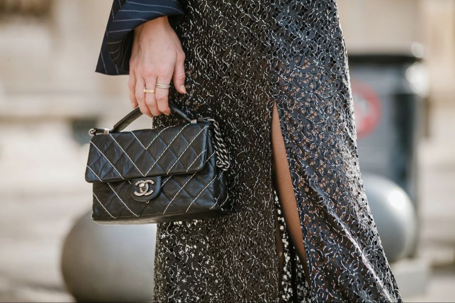 Frau mit kleiner Handtasche