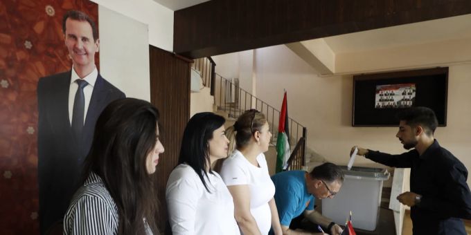 Die Partei von Präsident Baschar al-Assad hat bei der Parlamentswahl in Syrien wie erwartet die Mehrheit der Sitze gewonnen. Parlamentswahl Syrien Wahllokal Assad