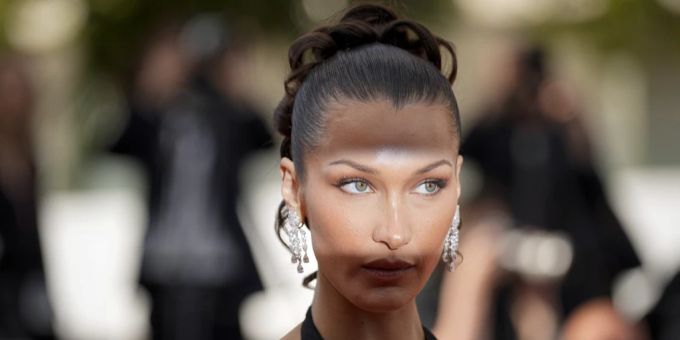 Das Model Bella Hadid war schon früher durch antisemitische Äusserungen aufgefallen. adidas bella hadid
