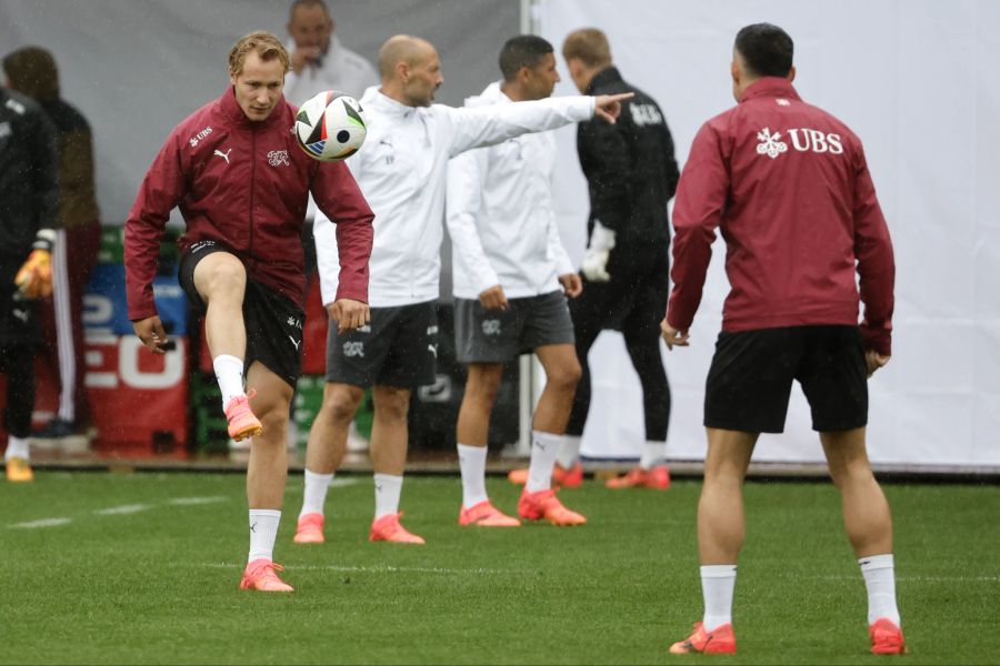 Marco Odermatt hält den Ball mit Nati-Captain Granit Xhaka hoch.