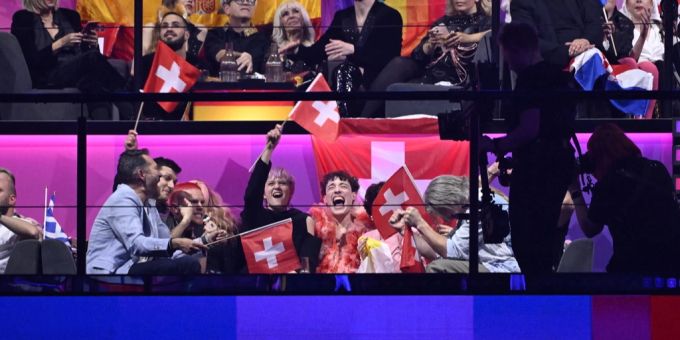 Nach Nemos Sieg am Eurovision Song Contest, stellt man sich in Bern die Frage, ob man sich auf die Austragung im nächsten Jahr bewerben soll. Nemo ESC Austragung Bern