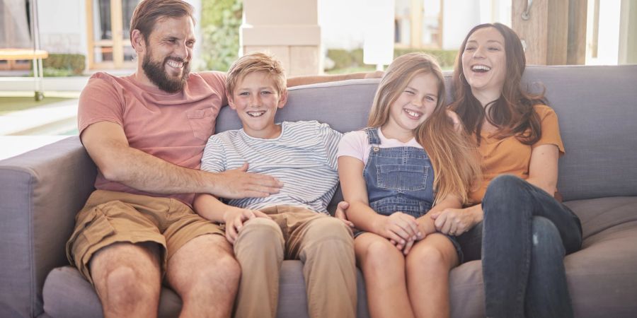 Glückliche Familie auf Sofa