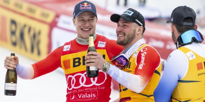 Bei Siegen lassen es die Skifahrer gerne krachen – zumindest bei der Siegerehrung. Hier Sieger Marco Odermatt (r.) und Zweitplatzierter Alexis Monney beim Rennen in Crans-Montana VS. Skifahrer