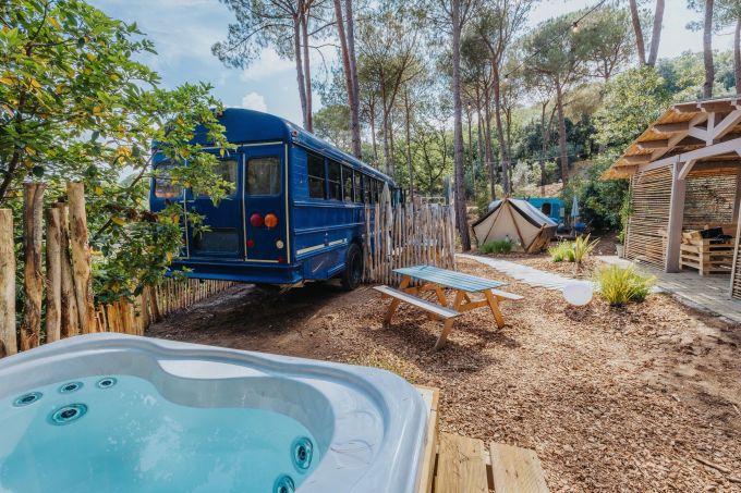 Absolutes Highlight in den Vacanze-col-cuore-Resorts sind die zu einer kleinen Wohnung ausgebauten amerikanischen Schulbusse mit eigenem holzbefeuerten Hot Tub im Vorgarten. Vacanze col cuore